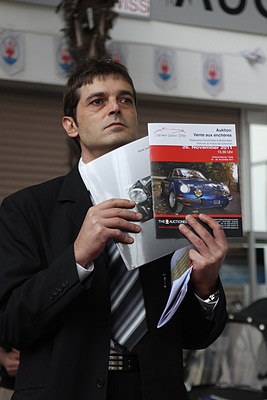 Impressionen von der Auktion der Oldtimer Galerie Toffen vom 26. November 2011 - Zur Einstimmung wurden Sammlungen von Auktionskatalogen versteigert