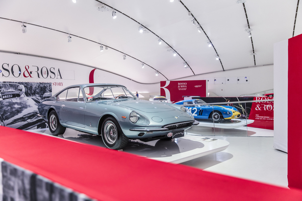 Bild: Impressionen von der Ausstellung "„Il Rosso e Il Rosa – Women and Ferrari, the untold story“ im Museo Enzo Ferrari