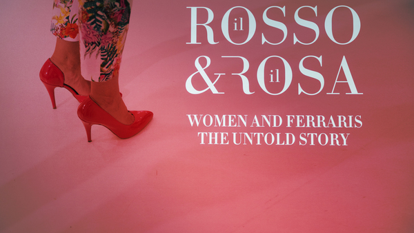 Bild: Impressionen von der Ausstellung "„Il Rosso e Il Rosa – Women and Ferrari, the untold story“ im Museo Enzo Ferrari