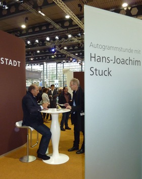 Impressionen von der Bremen Classic Motorshow 2013 - Hans-Joachim Stuck gibt Autogramme Impressionen von der Bremen Classic Motorshow 2013 - Hans-Joachim Stuck gibt Autogramme