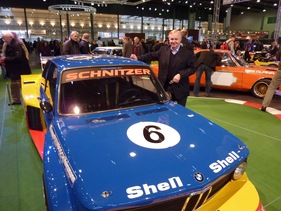 Impressionen von der Bremen Classic Motorshow 2013 - Teamchef Schitzer persönlich lehnt sich stolz an den früheren Rennwagen des Typs BMW 2002 Turbo von 1977 Impressionen von der Bremen Classic Motorshow 2013 - Teamchef Schitzer persönlich lehnt sich stolz an den früheren Rennwagen des Typs BMW 2002 Turbo von 1977