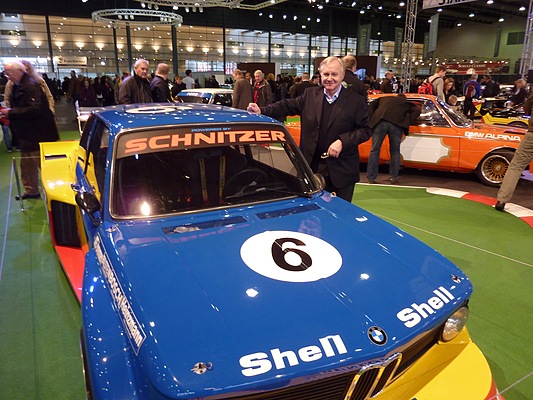 Impressionen von der Bremen Classic Motorshow 2013 - Teamchef Schitzer persönlich lehnt sich stolz an den früheren Rennwagen des Typs BMW 2002 Turbo von 1977