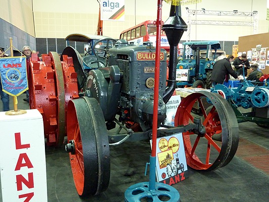 Impressionen von der Bremen Classic Motorshow 2013 - die Fans der Lanz-Traktoren mit ihrem Auftritt