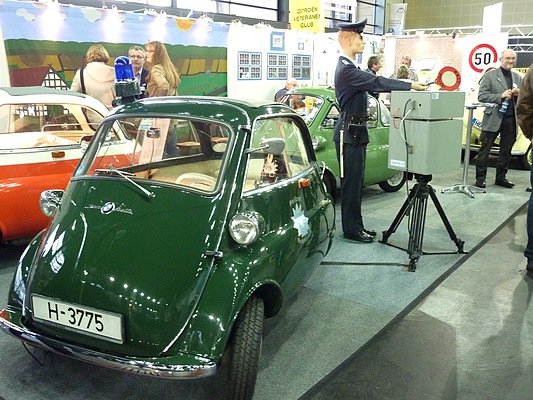 Impressionen von der Bremen Classic Motorshow 2013 - die berühmte Polizei-Isetta inmitten der Kollegen