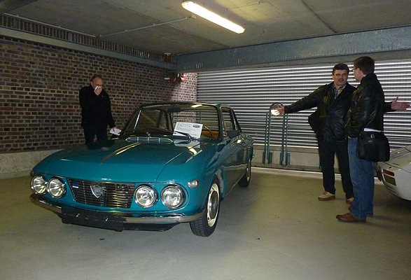 Impressionen von der Bremen Classic Motorshow 2013 - gleich beim Treppenhaus, eine schöne Lancia Fulvia zum Preis von 14'800 Euro