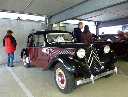 Impressionen von der Bremen Classic Motorshow 2013 - im Parkhaus werden Autos angeboten, z.B. ein Citroën 7 CV, der als 15 CV angeschrieben ist