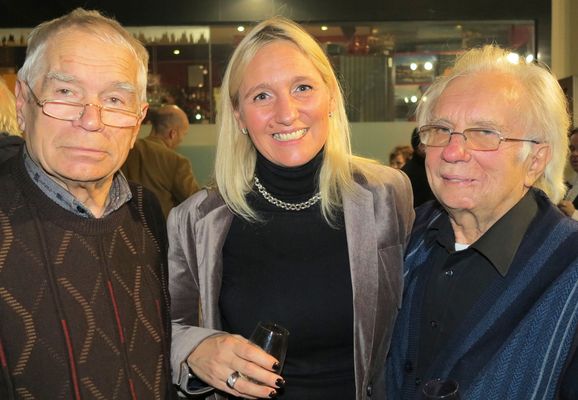 Impressionen von der Buchvernissage «Les Suisses au Mans 2013» - CEGGA, Claude (links) und Georges Gachnang, Aigle, mit Véronique Siffert