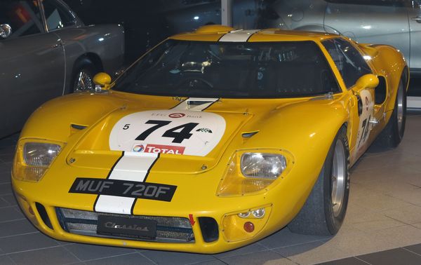 Bild Impressionen von der Buchvernissage «Les Suisses au Mans 2013» - Ford GT 40 als Le Mans Ikone zog ebenfalls viele Blicke auf sich