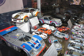 Impressionen von der Buchvernissage «Les Suisses au Mans 2013» - Oben links der weisse Porsche von Pallavicini als Modell Impressionen von der Buchvernissage «Les Suisses au Mans 2013» - Oben links der weisse Porsche von Pallavicini als Modell