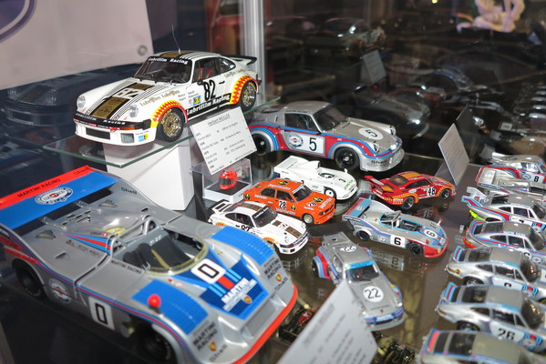 Impressionen von der Buchvernissage «Les Suisses au Mans 2013» - Oben links der weisse Porsche von Pallavicini als Modell