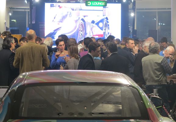 Bild Impressionen von der Buchvernissage «Les Suisses au Mans 2013» - Viele Gäste geniessen die Atmosphäre des Anlasses