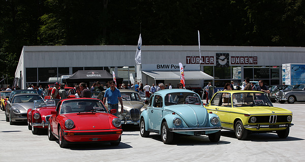 Bild: Impressionen von der Dolder Classics Car Auction der Oldtimergalerie Toffen am 8. Juni 2013 - Ein Porsche 911, ein VW Käfer und ein BMW 2002 stehen für die Versteigerung bereit