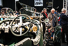 Bild: Impressionen von der InterClassics & TopMobiel 2014 - neugierige Besucher bestaunen den Bentley