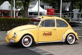 Impressionen von der Internationalen Automobil Ausstellung (IAA) 2013 in Frankfurt - Coca Cola Promotion mit dem Käfer