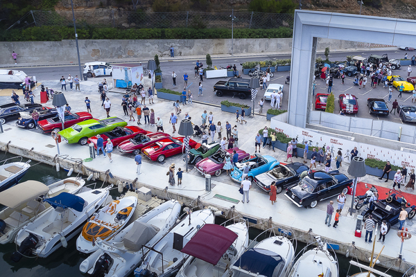 Impressionen von der Mallorca Classic Week 2021 – Es scheint fast, als würden auch die Boote die Concours-Teilnehmer bewundern.