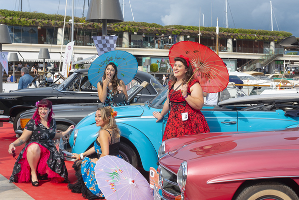 Bild Impressionen von der Mallorca Classic Week 2021 – Posieren vor dem Käfer