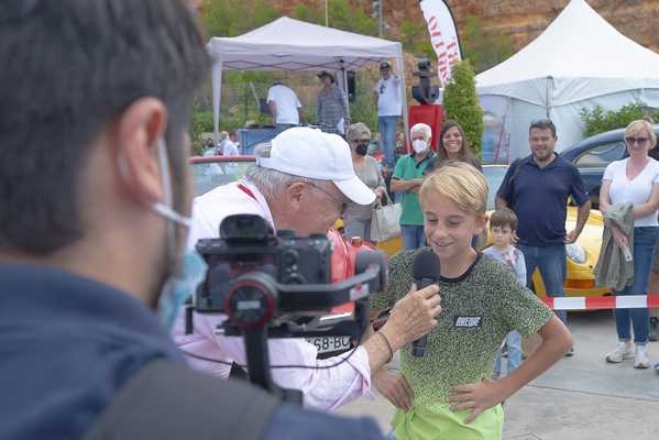 Impressionen von der Mallorca Classic Week 2021 – Schon früh lernen die Nachwuchs-Racer, wie man der Presse Rede und Antwort steht.