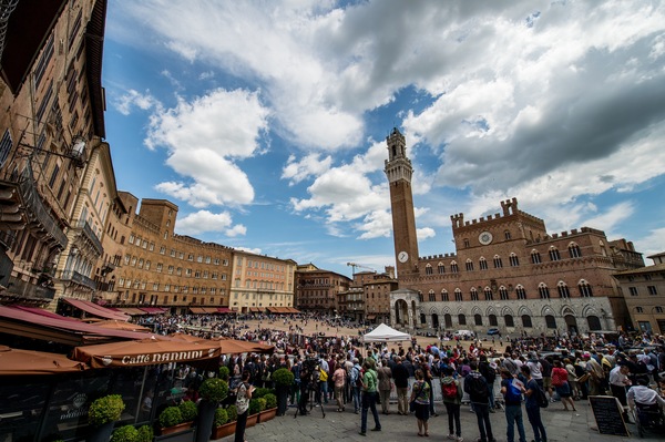 Bild Impressionen von der Mille Miglia 2014 - Gespanntes Warten in Siena
