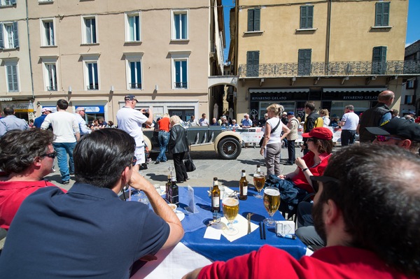 Impressionen von der Mille Miglia 2014 - beim kühlen Bier die schönen Oldtimer betrachten