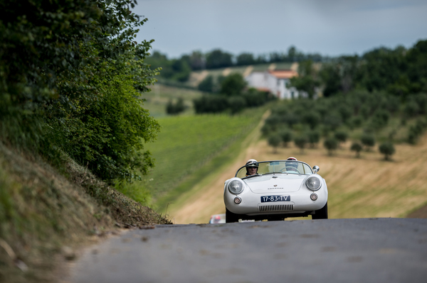Impressionen von der Mille Miglia 2014 - immer wieder mischen sich auch andere Wagen unter das Feld, wie dieser Porsche 550 RS