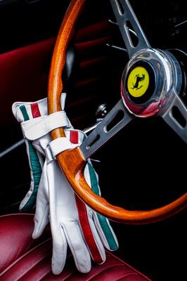 Impressionen von der Passione Engadina 2013 - Handschuhe in den italienischen Farben, da freut sich das Ferrari-Lenkrad