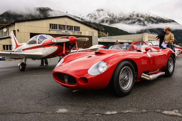 Bild Impressionen von der Passione Engadina 2013 - Maserati 450S Sportwagen auf der Flugpiste - er wurde auch Sieger im Concorso d'Eleganza