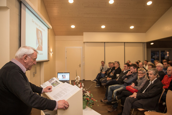 Impressionen von der Präsentation des Buchs "Rennsport Schweiz 2014" - die Zuschauer horchen gespannt zu