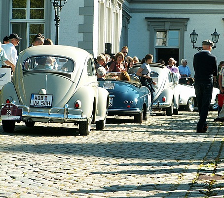Impressionen von der Rallye Historique im Rahmen der Schloss Bensberg Classics 2012 - Warten auf den Start zur Ralle Historique