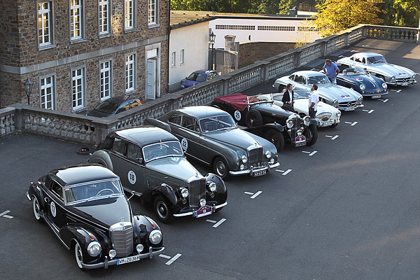 Impressionen von der Rallye Historique im Rahmen der Schloss Bensberg Classics 2012 - die Fahrzeuge stehen für die Ausfahrt bereit