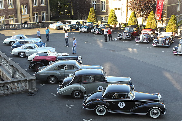 Impressionen von der Rallye Historique im Rahmen der Schloss Bensberg Classics 2012 - edle Fahrzeuge parkieren startbereit