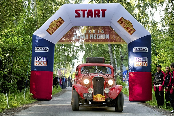 Impressionen von der Rallye Peking-Paris 2013 - am Start in Russland