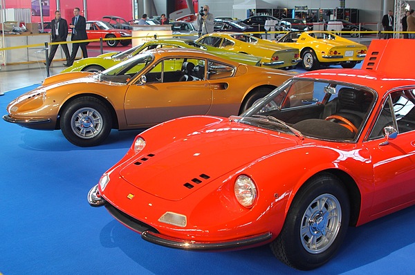 Impressionen von der Retro Classics Stuttgart 2011 - Farbenspiel am Dino-Stand