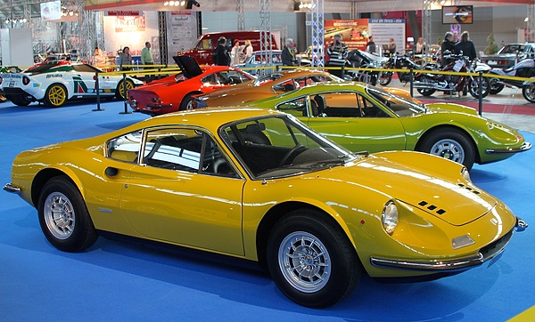 Impressionen von der Retro Classics Stuttgart 2011 - Farbenspiel am Dino-Stand