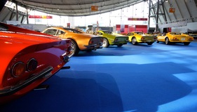 Impressionen von der Retro Classics Stuttgart 2011 - Farbenspiel der Dino 206 und 246