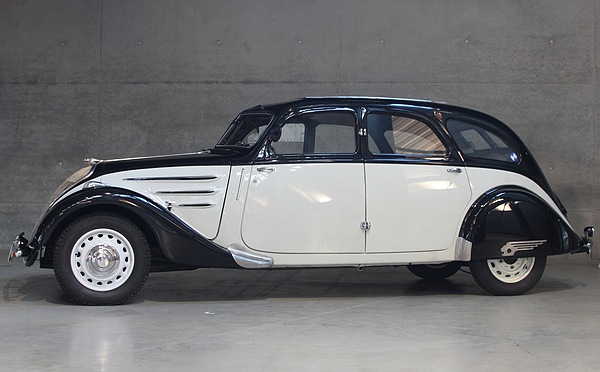 Impressionen von der Retro Classics Stuttgart 2011 - Peugeot 402