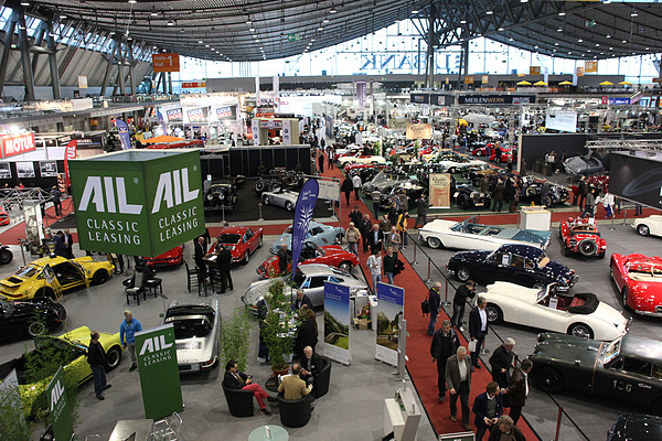 Impressionen von der Retro Classics Stuttgart 2013 - Blick in die Halle 1 mit vielen Edelhändlern