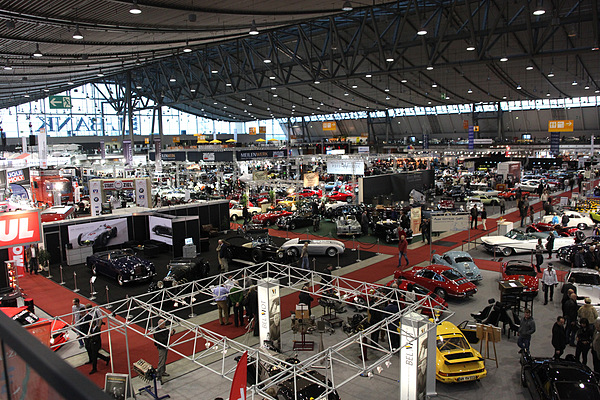 Impressionen von der Retro Classics Stuttgart 2013 - Blick in die Halle 1 - teures Blech in Hülle und Fülle