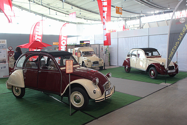 Impressionen von der Retro Classics Stuttgart 2013 - Citroën 2 CV in verschiedenen Varianten auf einem Clubstand