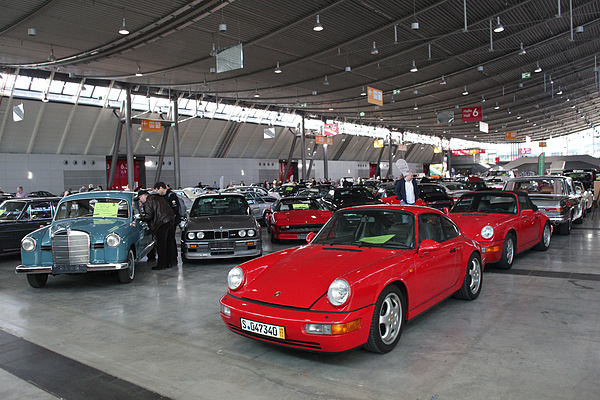 Impressionen von der Retro Classics Stuttgart 2013 - in der Halle 6 stehen die unterschiedlichsten Fahrzeuge zum Kauf bereit