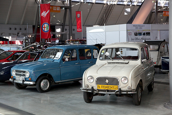 Impressionen von der Retro Classics Stuttgart 2013 - zwei Renault R4 Modelle in einer Club-Präsentation