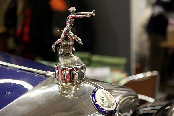 Impressionen von der Rétromobile 2013 - Kühlerfigur eines Ballot von 1931