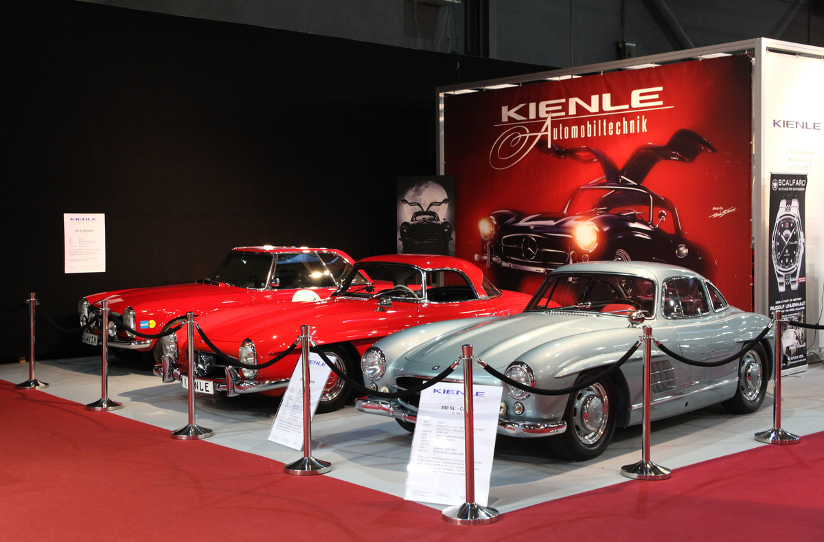 Edle Mercedes-Benz 300 SL stehen auf einer Messe zum Verkauf
