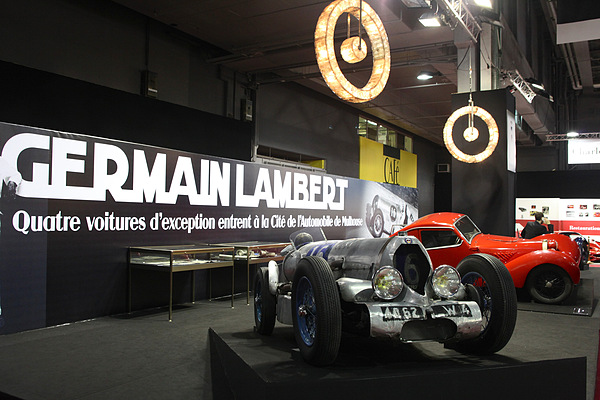 Impressionen von der Rétromobile 2013 - die Fahrzeuge des Germain Lambert, im Vordergrund der Biplace Course von 1949, im Hintergrund das Coupé 6 CV von 1948