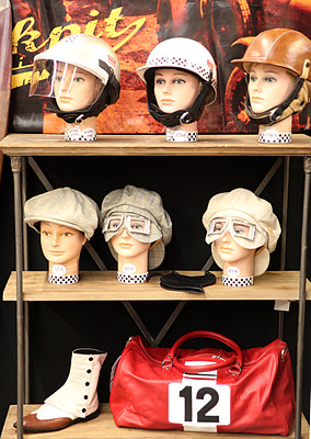 Bild Auch Bekleidungsartikel können an der Auto-Moto-Klassik erstanden werden ...