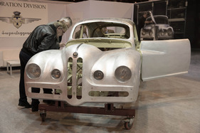 Impressionen von der Rétromobile Paris 2014 - Bei Touring Superleggera wird demonstriert, wie eine Bristol-Karosserie restauriert wird