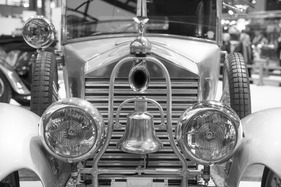 Impressionen von der Rétromobile Paris 2014 - Die Ankunft dieses Rolls-Royce wurde mit Glockenschlag angekündigt