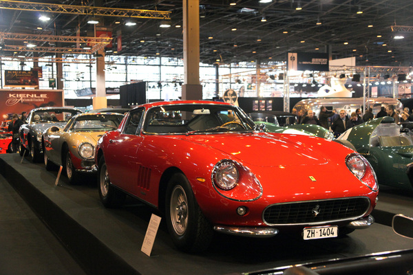Bild Impressionen von der Rétromobile Paris 2014 - Drei Ferrari-Sportwagen in einer Reihe - Ferrari 275 GTB, Ferrari 250 LM Stradale und Ferrari 250 GT Lusso - auf dem Stand von Lukas Hüni