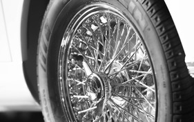 Impressionen von der Rétromobile Paris 2014 - Edle Speichenräder am Aston Martin