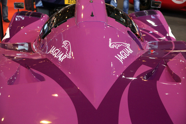 Impressionen von der Rétromobile Paris 2014 - Farbenspiel auf dem Jaguar Gurppe C Sportwagen