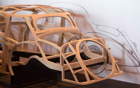 Impressionen von der Rétromobile Paris 2014 - Holzgerüst für den Aufbau eines Klassikers